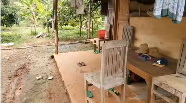 Dari Luar Tampak Gubuk Kayu Bobrok, Ternyata Dalamnya Bak Hotel Berbintang, Ada Mobil Mewah, Lihat Potretnya