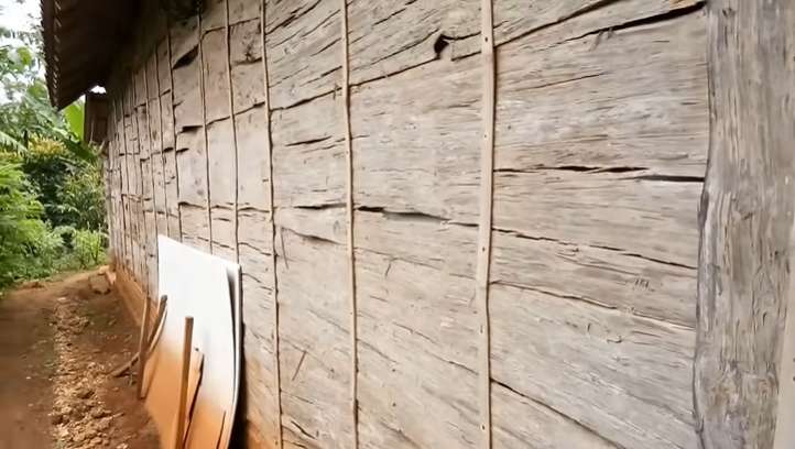 Dari Luar Tampak Gubuk Kayu Bobrok, Ternyata Dalamnya Bak Hotel Berbintang, Ada Mobil Mewah, Lihat Potretnya