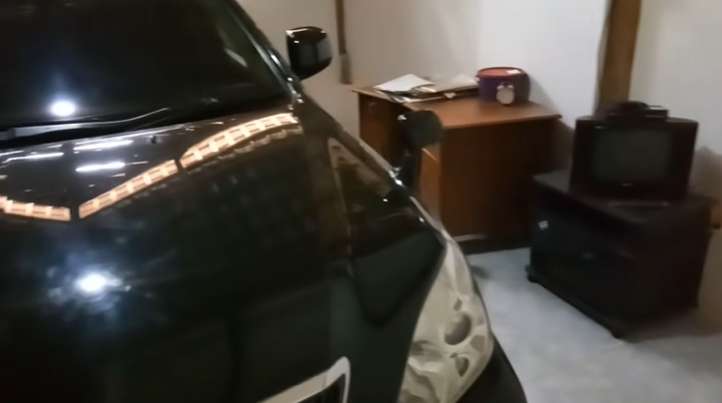 Dari Luar Tampak Gubuk Kayu Bobrok, Ternyata Dalamnya Bak Hotel Berbintang, Ada Mobil Mewah, Lihat Potretnya