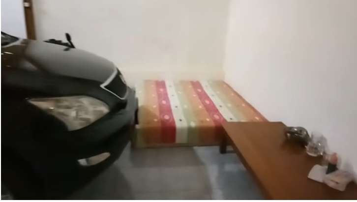 Dari Luar Tampak Gubuk Kayu Bobrok, Ternyata Dalamnya Bak Hotel Berbintang, Ada Mobil Mewah, Lihat Potretnya