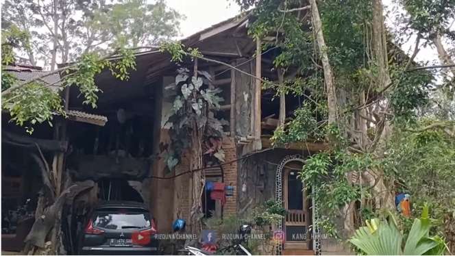 Potret Rumah Unik di Tengah Hutan, Desainnya Tak Biasa, Pemilik Simpan Banyak Barang Antik!