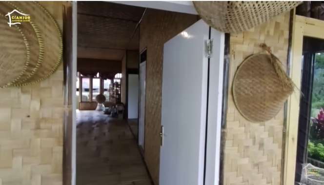 Potret Rumah di Tengah Kampung, Dari Luar Terbuat Dari Anyaman Bambu, Lihat Isi Dalamnya Beda Banget, Bak Vila Mewah!
