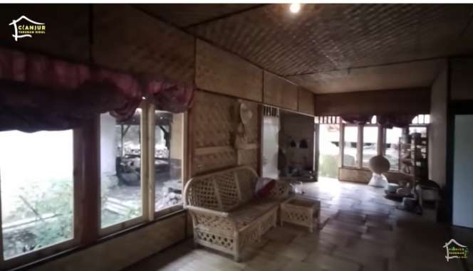 Potret Rumah di Tengah Kampung, Dari Luar Terbuat Dari Anyaman Bambu, Lihat Isi Dalamnya Beda Banget, Bak Vila Mewah!