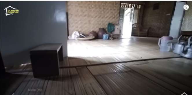 Potret Rumah di Tengah Kampung, Dari Luar Terbuat Dari Anyaman Bambu, Lihat Isi Dalamnya Beda Banget, Bak Vila Mewah!