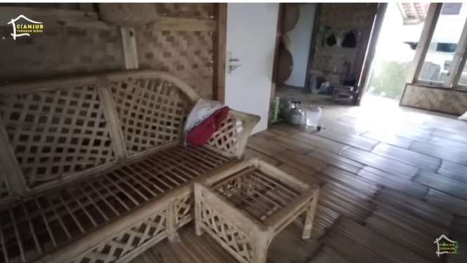 Potret Rumah di Tengah Kampung, Dari Luar Terbuat Dari Anyaman Bambu, Lihat Isi Dalamnya Beda Banget, Bak Vila Mewah!