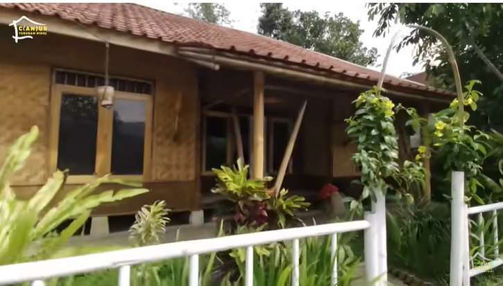 Potret Rumah di Tengah Kampung, Dari Luar Terbuat Dari Anyaman Bambu, Lihat Isi Dalamnya Beda Banget, Bak Vila Mewah!