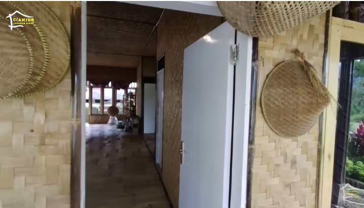 Potret Rumah di Tengah Kampung, Dari Luar Terbuat Dari Anyaman Bambu, Lihat Isi Dalamnya Beda Banget, Bak Vila Mewah!