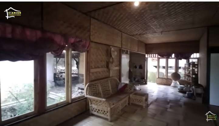 Potret Rumah di Tengah Kampung, Dari Luar Terbuat Dari Anyaman Bambu, Lihat Isi Dalamnya Beda Banget, Bak Vila Mewah!