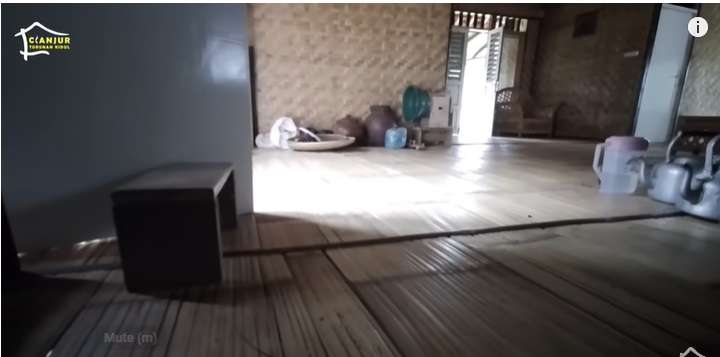 Potret Rumah di Tengah Kampung, Dari Luar Terbuat Dari Anyaman Bambu, Lihat Isi Dalamnya Beda Banget, Bak Vila Mewah!