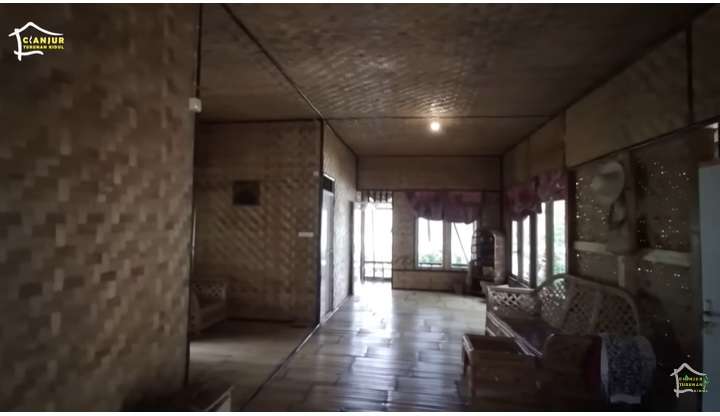 Potret Rumah di Tengah Kampung, Dari Luar Terbuat Dari Anyaman Bambu, Lihat Isi Dalamnya Beda Banget, Bak Vila Mewah!