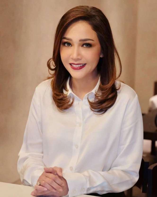Sederet Artis yang Nyambi Jadi Dosen, Terbaru Prilly Latuconsina Jadi Pengajar Muda di UGM!
