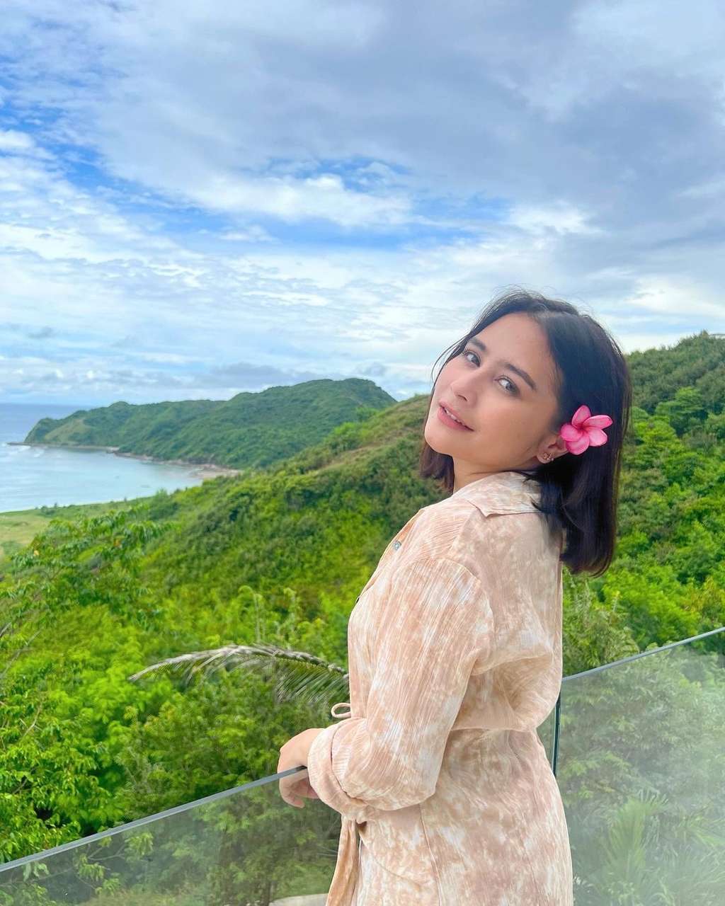 Sederet Artis yang Nyambi Jadi Dosen, Terbaru Prilly Latuconsina Jadi Pengajar Muda di UGM!
