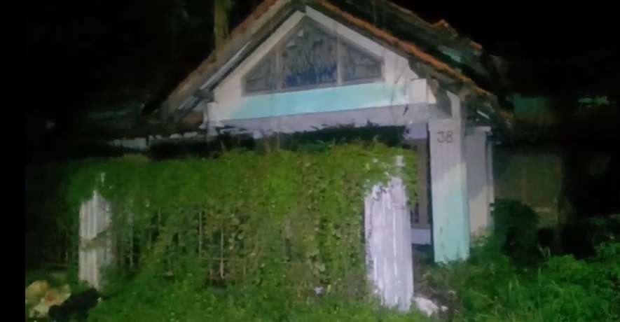 Potret Rumah `Tusuk Sate` yang Kini Terbengkalai, Penampakannya Bikin Merinding, Banyak Bagian yang Hancur!