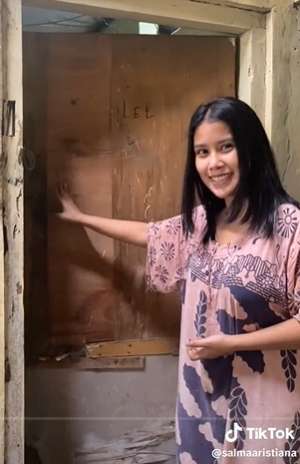 8 Gaya Kocak Wanita Review Rumah Reyot Bergaya Klasik Purba, Disanjung Bak Istana, Kenyataannya Bikin Elus Dada
