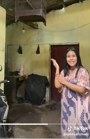 8 Gaya Kocak Wanita Review Rumah Reyot Bergaya Klasik Purba, Disanjung Bak Istana, Kenyataannya Bikin Elus Dada