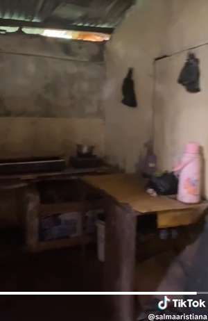 8 Gaya Kocak Wanita Review Rumah Reyot Bergaya Klasik Purba, Disanjung Bak Istana, Kenyataannya Bikin Elus Dada