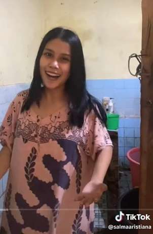 8 Gaya Kocak Wanita Review Rumah Reyot Bergaya Klasik Purba, Disanjung Bak Istana, Kenyataannya Bikin Elus Dada