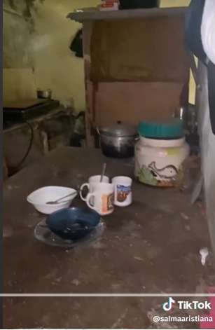 8 Gaya Kocak Wanita Review Rumah Reyot Bergaya Klasik Purba, Disanjung Bak Istana, Kenyataannya Bikin Elus Dada