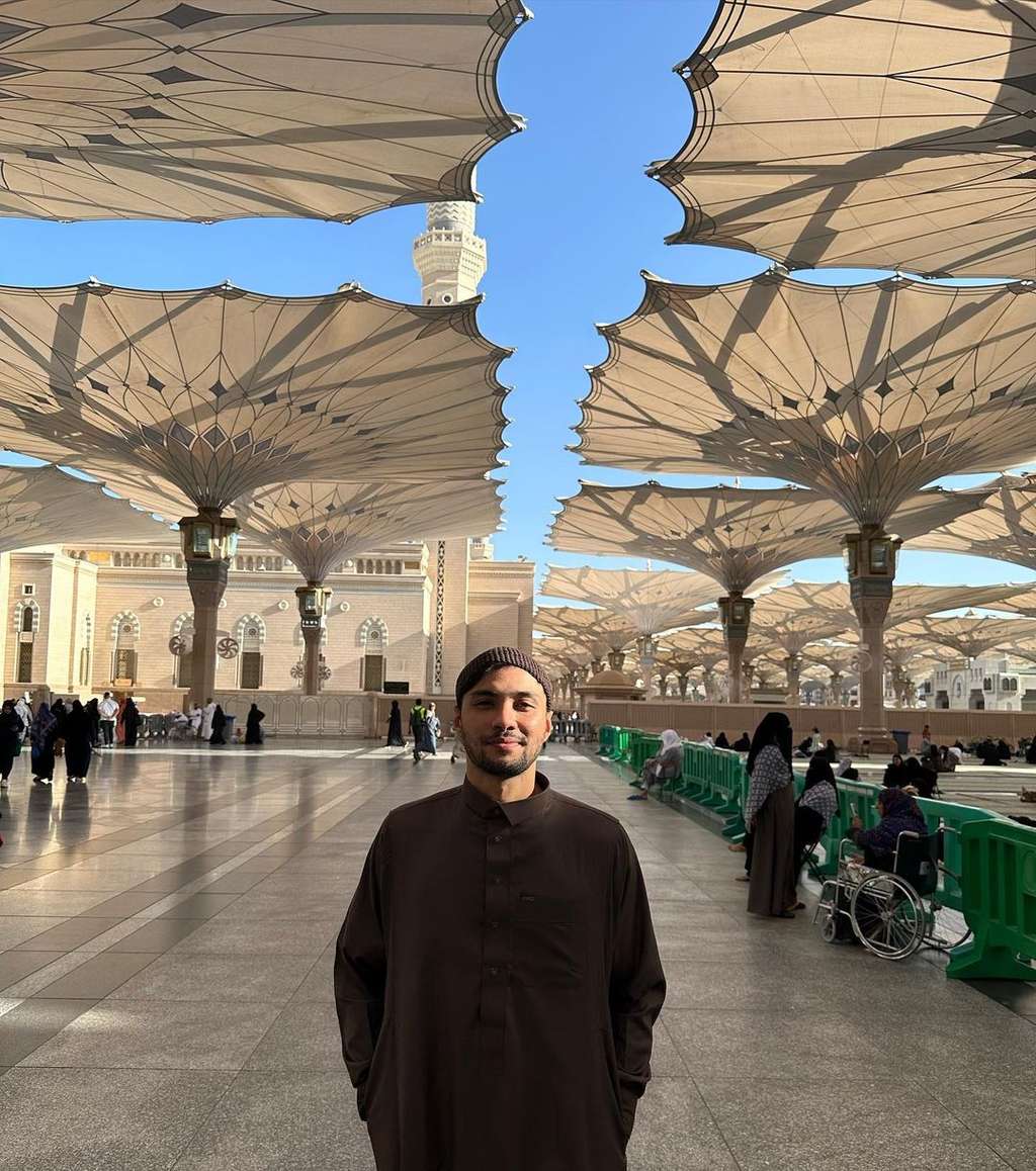 Gaya Refal Hady saat Menjalani Ibadah Umrah, Bikin Kaum Hawa Kesengsem