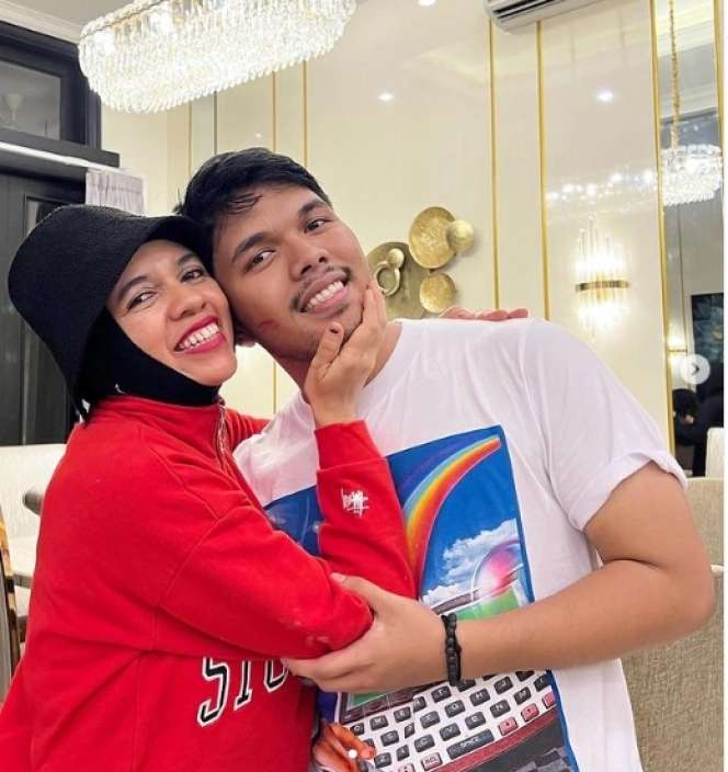 10 Adu Gaya Mama Fuji VS Geni Faruk Ibu Thariq Halilintar, Gagal Jadi Besan, Sama-Sama Nyentrik?