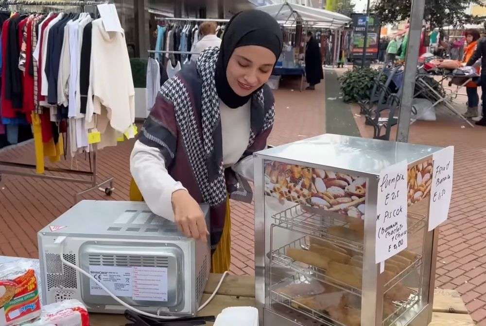 10 Potret `Warteg` Ibunda Shireen Sungkar di Belanda, Tak Malu Jualan Pisang Goreng, Ramai Banget!