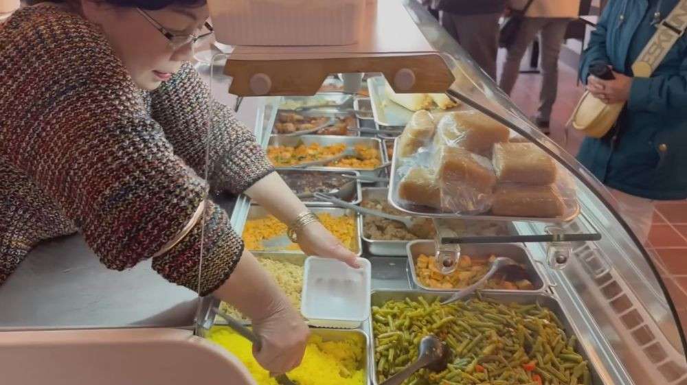 10 Potret `Warteg` Ibunda Shireen Sungkar di Belanda, Tak Malu Jualan Pisang Goreng, Ramai Banget!