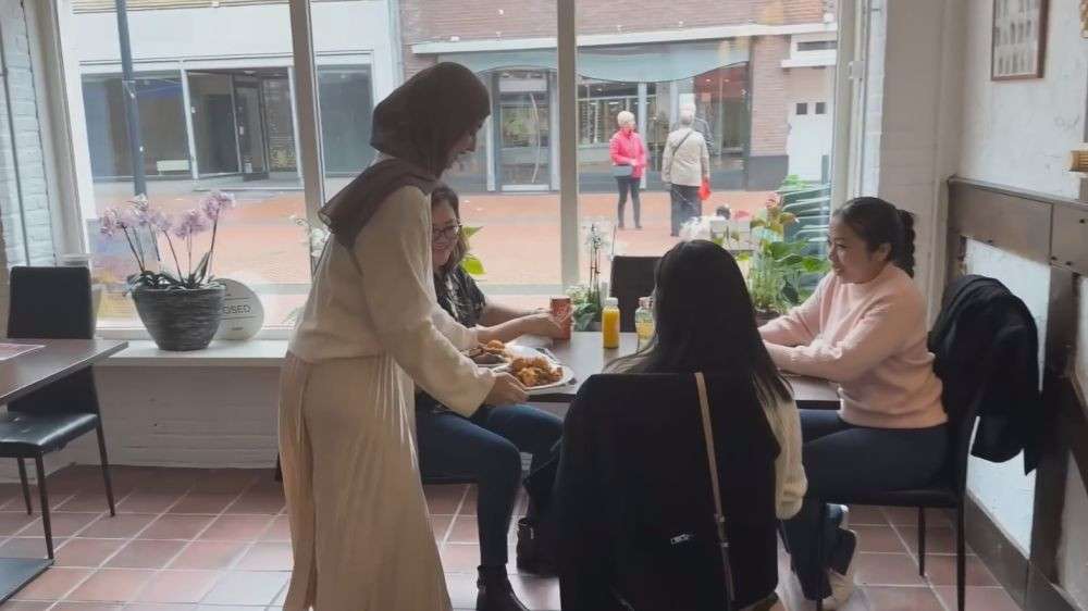 10 Potret `Warteg` Ibunda Shireen Sungkar di Belanda, Tak Malu Jualan Pisang Goreng, Ramai Banget!