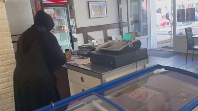 10 Potret `Warteg` Ibunda Shireen Sungkar di Belanda, Tak Malu Jualan Pisang Goreng, Ramai Banget!