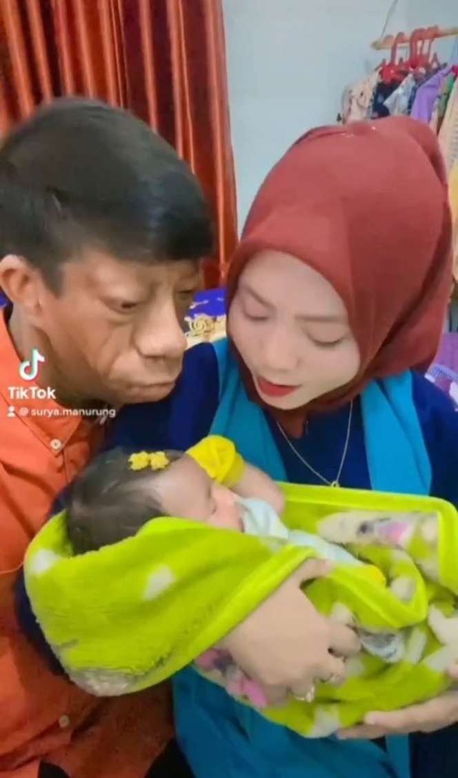 Potret Surya Manurung dan Istri Pamer Momong Bayi, Netizen Penasaran