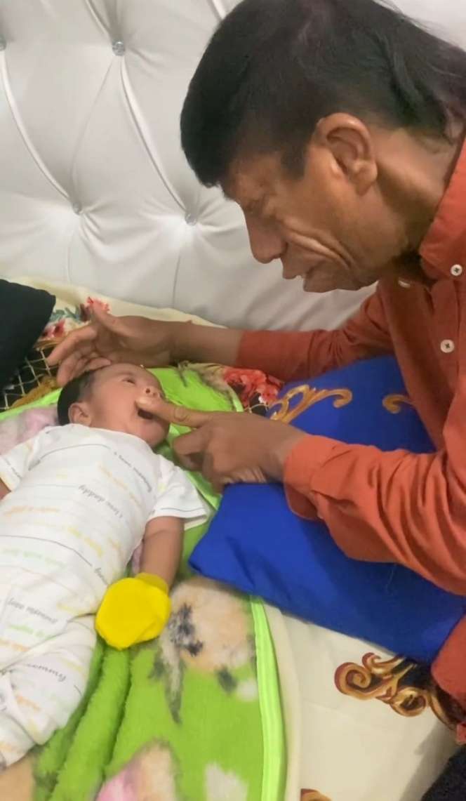 Potret Surya Manurung dan Istri Pamer Momong Bayi, Netizen Penasaran