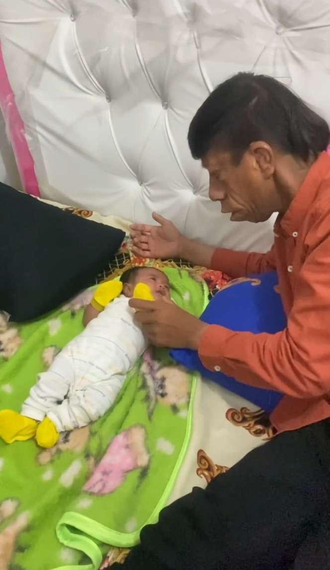 Potret Surya Manurung dan Istri Pamer Momong Bayi, Netizen Penasaran