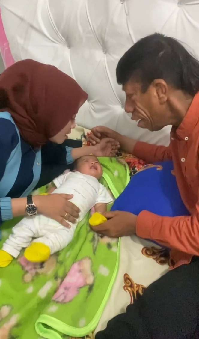Potret Surya Manurung dan Istri Pamer Momong Bayi, Netizen Penasaran