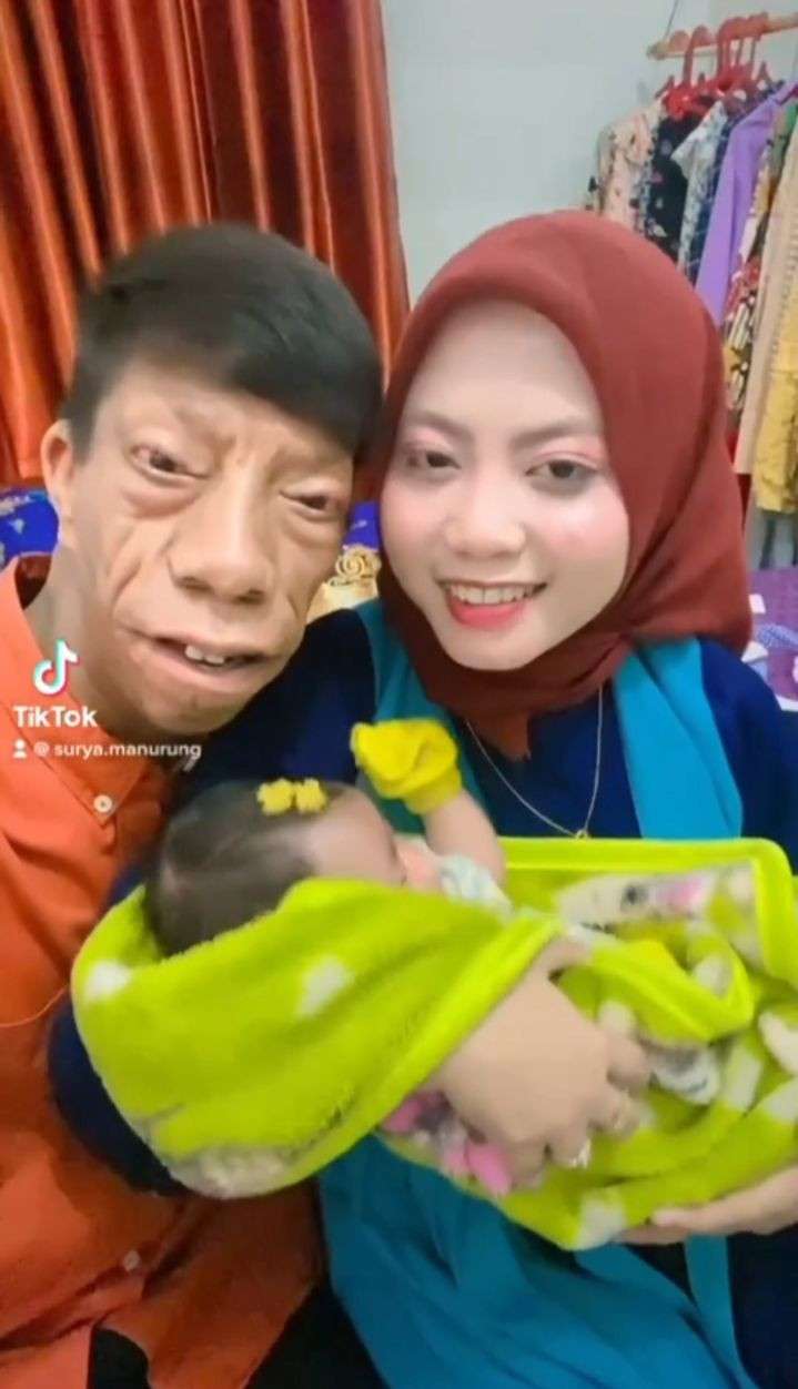 Potret Surya Manurung dan Istri Pamer Momong Bayi, Netizen Penasaran