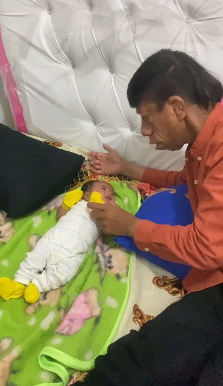 Potret Surya Manurung dan Istri Pamer Momong Bayi, Netizen Penasaran