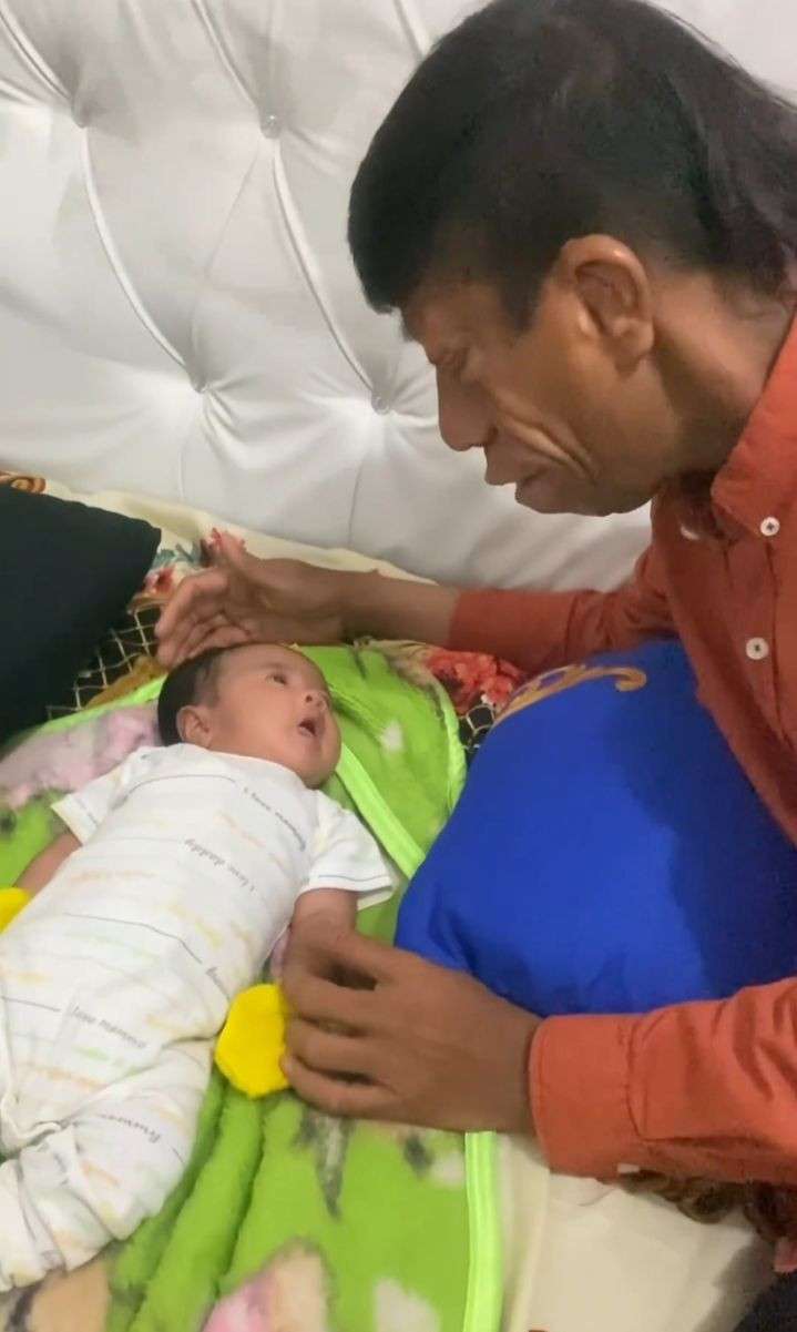 Potret Surya Manurung dan Istri Pamer Momong Bayi, Netizen Penasaran