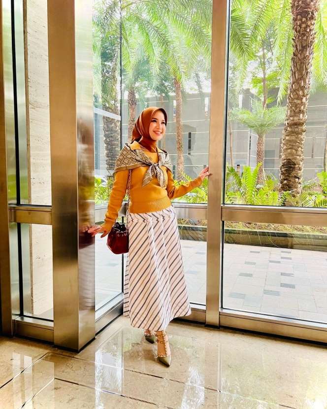Adu Gaya Vivi Zubedi VS Chacha Frederica, Sama-sama Punya Suami Pejabat, Selera Fashionnya Tuai Sorotan!