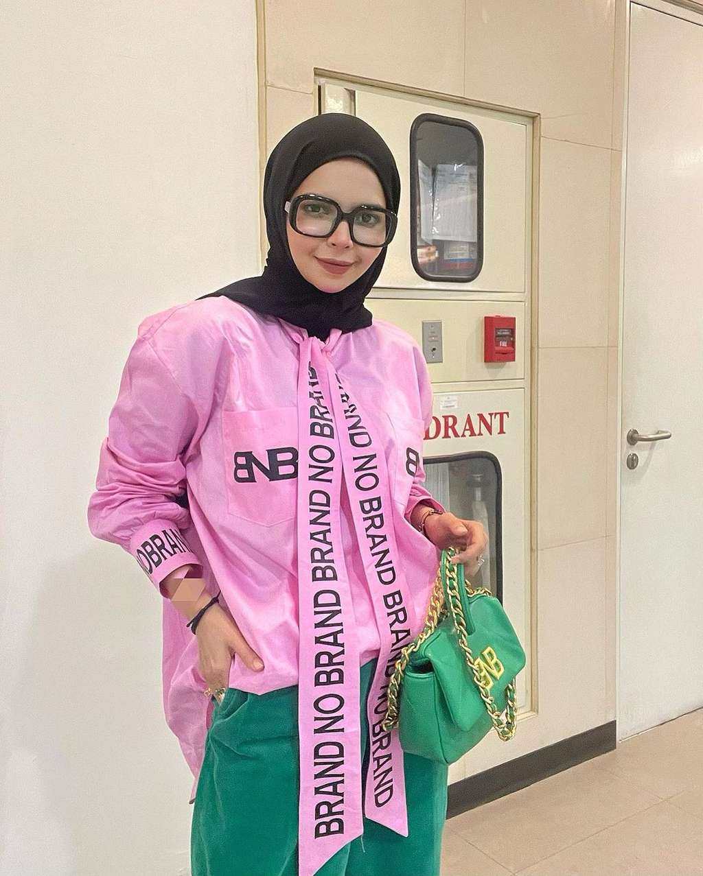 Adu Gaya Vivi Zubedi VS Chacha Frederica, Sama-sama Punya Suami Pejabat, Selera Fashionnya Tuai Sorotan!