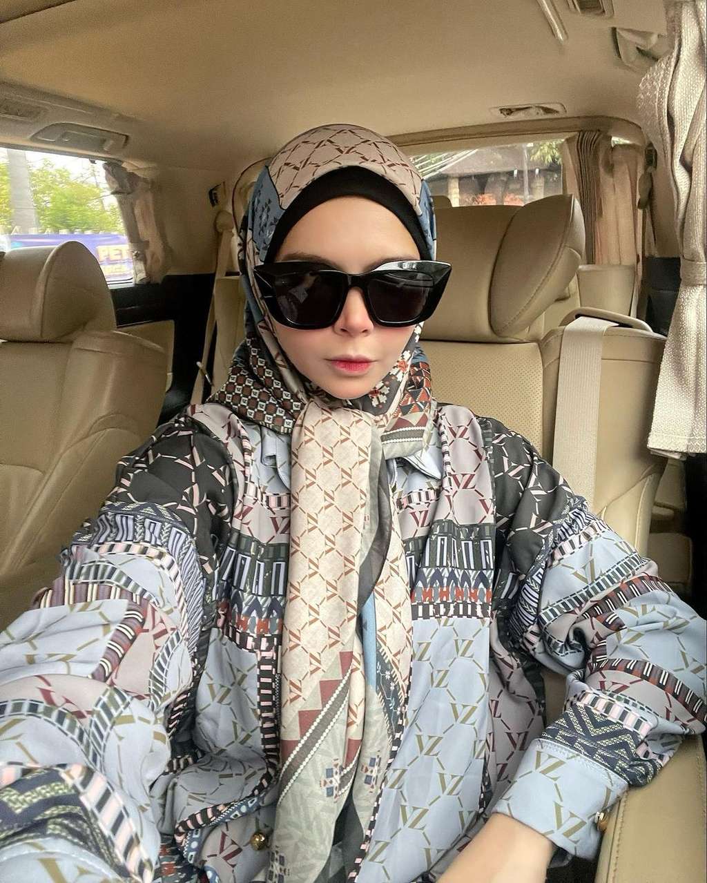 Adu Gaya Vivi Zubedi VS Chacha Frederica, Sama-sama Punya Suami Pejabat, Selera Fashionnya Tuai Sorotan!
