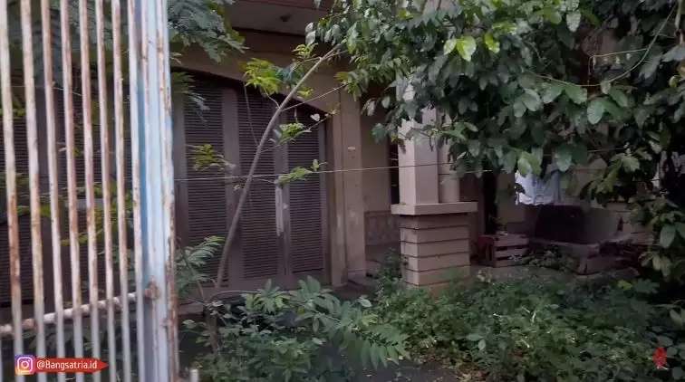 10 Adu Rumah Ibu Eny VS Dokter Wayan, Sama-Sama Megah Terbengkalai, Yang ini Kondisinya Lebih Parah!