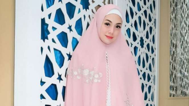 Bikin Pangling! Potret Artis Non Muslim dalam Balutan Hijab, Ada yang Dikira Mualaf