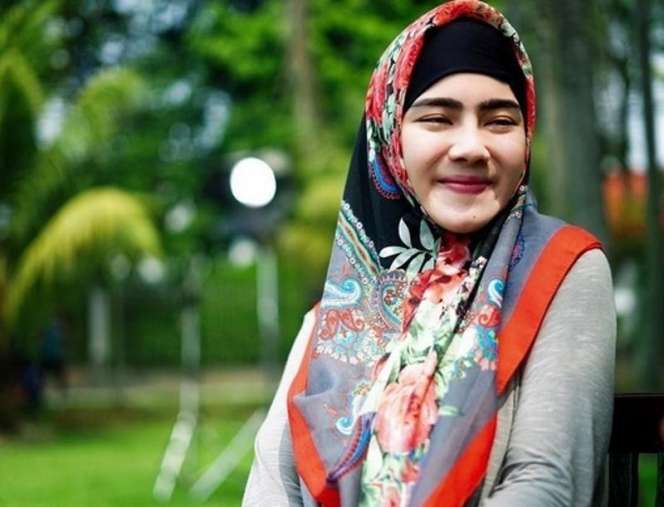 Bikin Pangling! Potret Artis Non Muslim dalam Balutan Hijab, Ada yang Dikira Mualaf