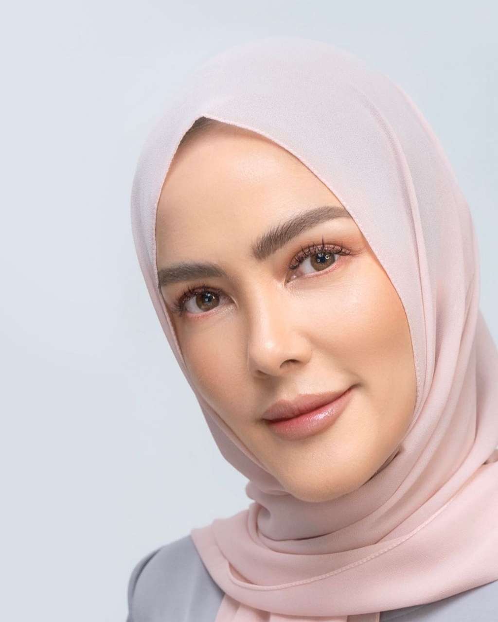 Bikin Pangling! Potret Artis Non Muslim dalam Balutan Hijab, Ada yang Dikira Mualaf