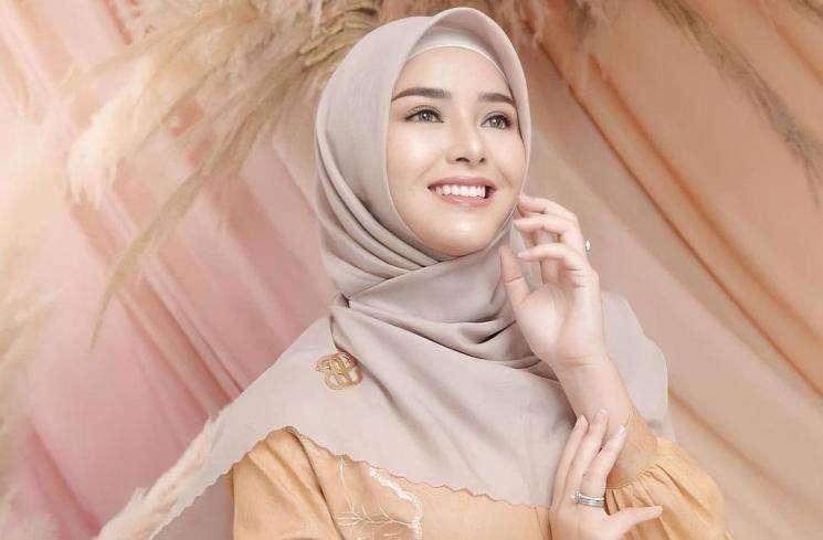 Bikin Pangling! Potret Artis Non Muslim dalam Balutan Hijab, Ada yang Dikira Mualaf