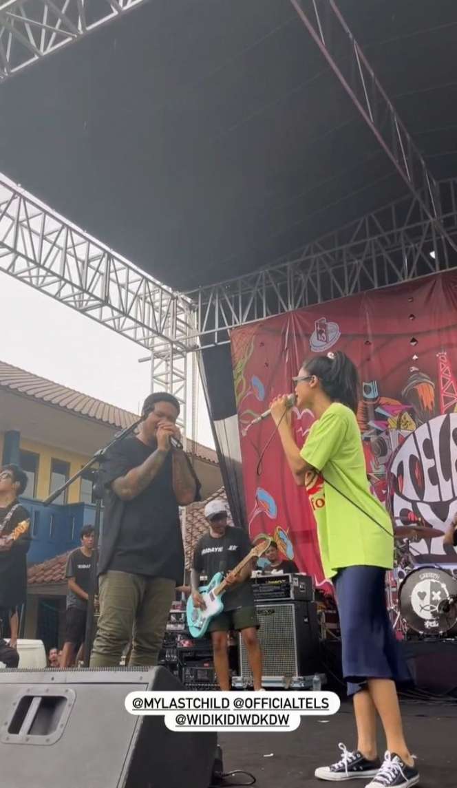 Potret Detik-detik Air Mata Virgoun Tumpah Saat Manggung usai Gugat Cerai Istri, Tiba-tiba Ada Widi Vierratale