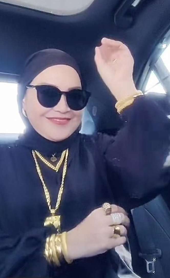 Potret Umi Kalsum Pakai Banyak Perhiasan bak Toko Emas Berjalan