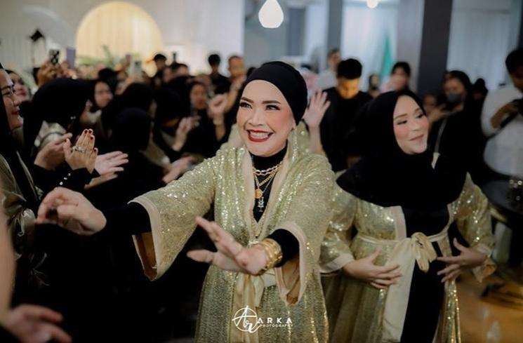 Potret Umi Kalsum Pakai Banyak Perhiasan bak Toko Emas Berjalan