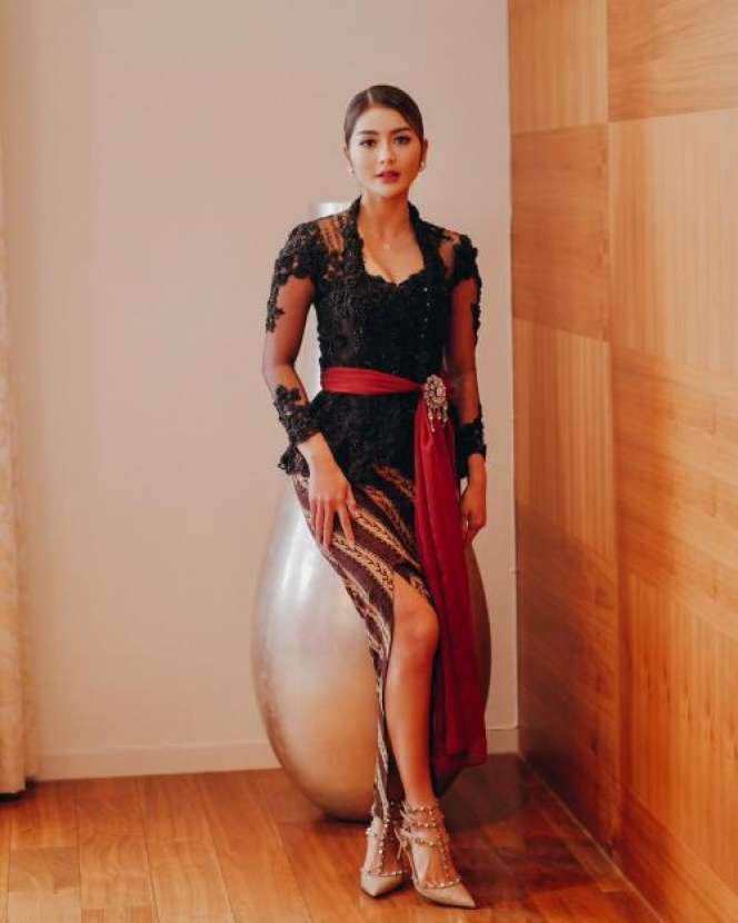 Potret Debi Sagita Artis FTV yang Disebut Barbie Hidup