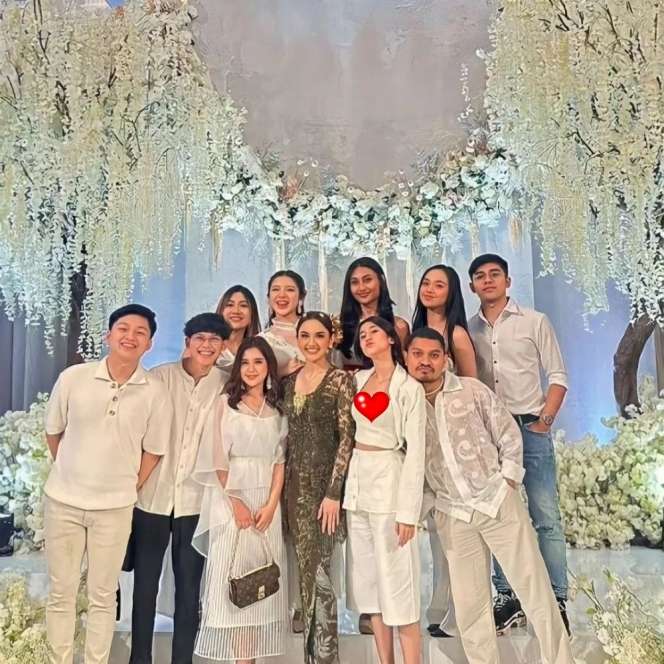10 Adu Gaya Artis di Lamaran Mahalini & Rizky Febian, Busana Keisya Levronka Dinilai Terlalu Berani!