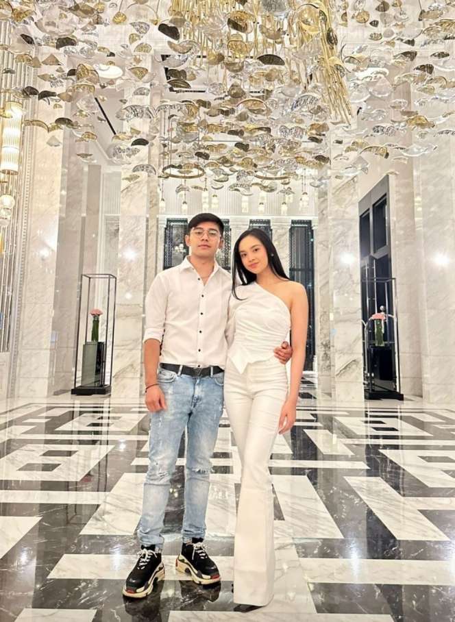 10 Adu Gaya Artis di Lamaran Mahalini & Rizky Febian, Busana Keisya Levronka Dinilai Terlalu Berani!