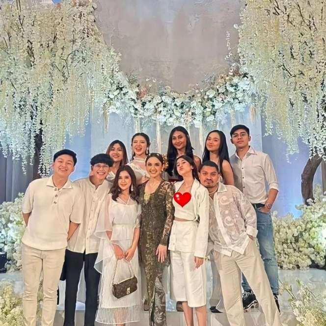 10 Adu Gaya Artis di Lamaran Mahalini & Rizky Febian, Busana Keisya Levronka Dinilai Terlalu Berani!